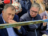 FOTOGRAFIJA SA TRIBINA: Vučić Dodiku poručio - 'Ne diraj mi...'