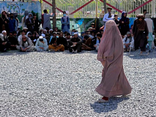 MEĐUNARODNA ZAJEDNICA ŠUTI: Talibani vraćaju javno kamenovanje žena na smrt