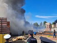 TRAGEDIJA U SREBRENIKU: Uslijed velikog požara poginula jedna osoba, povrijeđeni vatrogasci