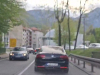 GAS, GAS, EH ŠTO VOLIM MIRIS OD BENZINA: Pokušajte otkriti koliko je saobraćajnih prekršaja počinio vozač Sanje Vlaisavljević u Jablanici na proputovanju ministrice u Mostar!  (VIDEO)