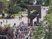 SKANDALOZNO OKUPLJANJE U BIJELJINI: Ratne zastave, himna Srbije i pripadnici Oružanih snaga BiH (VIDEO)