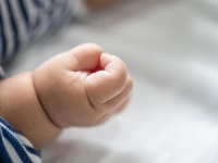 KOMŠIJE U ŠOKU: Djevojčica (4) bacila bebu staru 21 dan kroz prozor