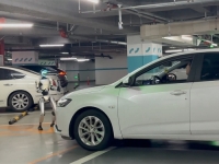 NEVJEROVATNO: Kinezi objavili video, pogledajte šta je mali robot radio ispred automobila...