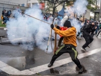 HAOTIČNE SCENE U BOGOTI: Demonstranti strijelama napali američku ambasadu, ranjena četiri policajca (VIDEO)
