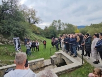 POTRESNI PRIZORI U RODNOM MJESTU HALIDA BEŠLIĆA: Mještani u suzama zapjevali njegove hitove - 'Nema kome u selu nije pomogao'
