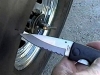SDA OSUDILA NECIVILIZACIJSKI ČIN: U gumi automobila vijećnice u Zenici pronađen nož