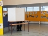 SVE JE NAMJEŠTENO: Predsjednik izborne komisije glasa umjesto birača (VIDEO)