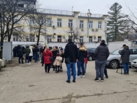 NEVIĐENA GUŽVA ISPRED INSTITUTA ZA ZDRAVSTVO RS-a: Jedni čekaju na testiranje, a drugi na slavlje
