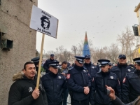 DOK REŽIM SLAVI, OTAC TUGUJE I PRKOSI: Davor Dragičević došao sa transparentom na Trg Krajine, okružilo ga nekoliko policajaca (FOTO)