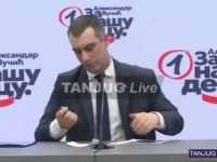 CIJELI REGION SE VALJA OD SMIJEHA: Pogledajte nevjerovatan blam Vučićevog zastupnika na konferenciji za novinare (VIDEO)