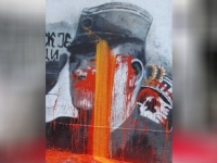 U NJEGOŠEVOJ ULICI U BEOGRADU: Mural osuđenog ratnog zločinca osvanuo preliven narandžastom farbom