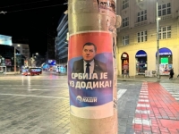 BRATKO, DOĐI NA SLATKO: Plakati podrške Dodiku u centru Beograda