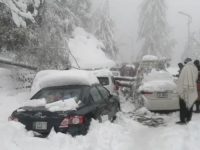 NEVIĐENI HAOS U PAKISTANU: Smrtonosno nevrijeme zarobilo hiljade vozača, umrlo više od 20 osoba (FOTO, VIDEO)