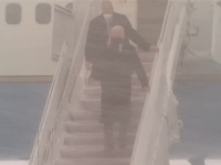 MEĆAVA 'ZAROBILA' BIDENA: Morao je čekati 30 minuta u avionu (FOTO, VIDEO)