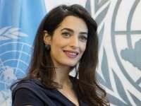 EFEKTNA KOMBINACIJA: Amal Clooney u pantalonama koje baš svaku kombinaciju mogu učiniti posebnijom (FOTO)