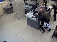 KAKAV MAJSTOR: Pogledajte kako je policajac van dužnosti zaustavio pljačku (VIDEO)