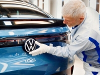 TVORNICA OPREMLJENA SA 1625 ROBOTA: Pokrenuta proizvodnja novog ID.5 u najnaprednijoj tvornici Volkswagena