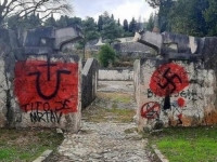 BURSAĆ O GRAFITIMA NA PARTIZANSKOM GROBLJU U MOSTARU: 'Eto, ovako bi izgledao taj 'treći entitet', ali upamtite ustaše i četnici, zajedno ste bježali '45...'