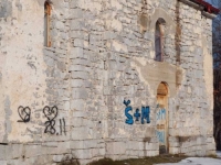 OSKRNAVLJENA CRKVA KOD BIHAĆA: Vandali ispisali pet grafita crnom i plavom bojom