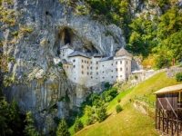 DVORAC U SLOVENIJI IZGLEDA KAO IZ BAJKE: Podignut je u 13. vijeku, a nalazi se na litici visokoj 123 metra (FOTO)