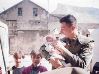 ZNATE LI IH: Vojnik iz Španije traži djecu iz Mostara s kojom se fotografisao tokom rata