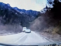 DRAMATIČAN PRIZOR NA BH. CESTI: Pogledajte kako je oprezni taksista spasio život sebi i neodgovornom vozaču (VIDEO)