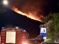 VATRENA STIHIJA GUTA SVE PRED SOBOM: Požar u Dalmaciji ugrozio kuće, vatrogasci se bore s velikim problemom...