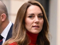 U BIKINIJU, NA ČAMCU: Procurile stare fotke Kate Middleton, evo kako je izgledala prije nego što je upoznala budućeg kralja…