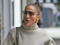 JENNIFER LOPEZ IZGLEDA SJAJNO: Pogledajte je u maksi suknji koja pristaje uz čizme, ali i uz ljetne sandale (FOTO)