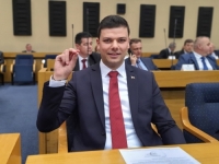 INCIDENTNI MOMČILO: Nakon što je predsjednik GO SDS-a za Dodika rekao da je 'falš pjevač', odgovorio mu SNSD-ovac kojeg je pijanog policija ganjala po Banjoj Luci