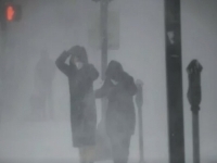 SAD NA UDARU 'HISTORIJSKE' SNJEŽNE OLUJE: Pet država proglasilo vanredno stanje, očekuje ih ciklon bomba, otkazano oko 3.500 letova (VIDEO)