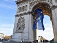 FRANCUSKO PREDSJEDAVANJE POČELO SKANDALOM: Stavili zastavu EU na parisku Trijumfalnu kapiju, desničari poludjeli...