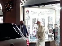APSOLUTNI HIT NA INTERNETU: Pogledajte kako se papa Franjo iskrao iz Vatikana i otišao u prodavnicu da kupi....