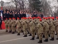 RAZVLAČENJE ZASTAVA I PAMETI O ISTOM TROŠKU: Pripadnici MUP-a RS-a na paradi u Banjoj Luci slavili 'nestanak' komunista (VIDEO)