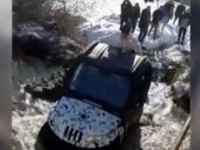 'AJDE, IMATE LI M*DA?': Pop uletio džipom u rijeku, pa hrabrio plivače da uđu u LEDENU VODU! (VIDEO)