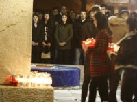 OBILJEŽENA GODIŠNJICA VELIKE TRAGEDIJE U POSUŠJU: Hiljade ljudi zapalilo svijeće za osam ugašenih mladih života (FOTO)