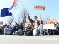 DA LI SE DODIK ZA OVO BORI: Radniku u RS-u minimalac 590 KM, premijeru sedam puta više (FOTO)