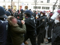 NEMIRI U AUSTRIJI: Sa protesta protiv vladinih covid mjera, demonstranti poslali poruku Novaku Đokoviću