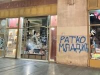 'RATNI ZLOČINAC RATKO MLADIĆ SE VRATIO KUĆI': Ispisan grafit podrške i to baš na zgradi...