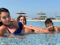 SUPRUG JE PONOSAN: Georgina Rodriguez pokazala trudnički stomak u bikiniju na obalama Dubaija (FOTO)