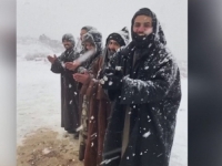 NISU SKIDALI OSMIJEHE SA LICA: Saudijci slave snijeg tradicionalnim narodnim plesom (VIDEO)