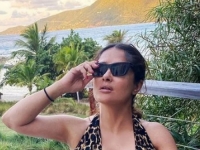 U 55. GODINI ŽIVOTA IZGLEDA OČARAVAJUĆE: Salma Hayek skinula se u bikini i pohvalila raskošnim oblinama (FOTO)