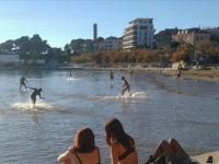 NEOBIČNO ZA OVO DOBA GODINE: Visoke temperature 'natjerale' Splićane i brojne turiste da se osvježe u moru (FOTO)