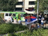 NEVJEROVATNE SCENE IZ MELBOURNEA: Sukob na ulicama zbog Novaka Đokovića uz narodnjake... (VIDEO)