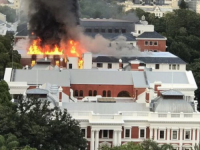 BORBA S VATROM U CAPE TOWNU: Veliki požar na zgradi južnoafričkog parlamenta (VIDEO)