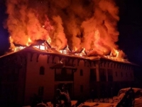 DRAMATIČNO KOD LJUBOVIJE: Izbio veliki požar u manastiru Svete Trojice u Bijelim Vodama, vjernici u šoku (FOTO, VIDEO)