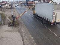 ŽELJEZNICE OBJAVILE SNIMAK SA NADZORNE KAMERE: Vozač kamionom otkinuo rampu na pružnom prijelazu u Banjaluci, nije htio stati (VIDEO)