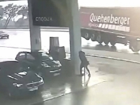 DRAMATIČAN VIDEO IZ MAKARSKE: Djevojka se grčevito držala za stup, a bura je umalo prevrnula šleper
