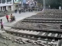 CENTIMETRI SU ODLUČILI: Pogledajte dramatičan snimak motocikliste koji je u zadnjem momentu uspio izbjeći smrt (VIDEO)