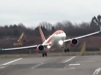 SNIMLJENO U BIRMINGHAMU: Vjetar baca avione s jedne na drugu stranu (VIDEO)